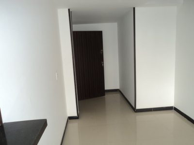 muy iluminado con excelente ubicacion en zona comercial y bancaria