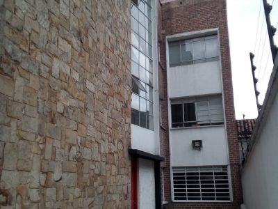 CERCA A ESTACIONES DE TRANSMILENIO CENTROS COMERCIALES Y CENTRO DE LA CIUDAD.