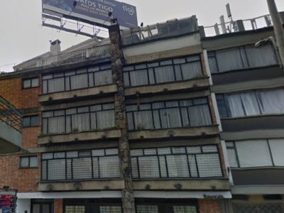 no cuenta con garaje paga por el espacio. No paga administración pues la valla del edificio la cubre.